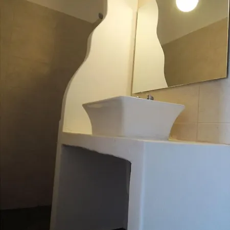 מלון Hotel Adamas 2*