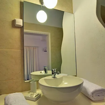 מלון Hotel Adamas 2*