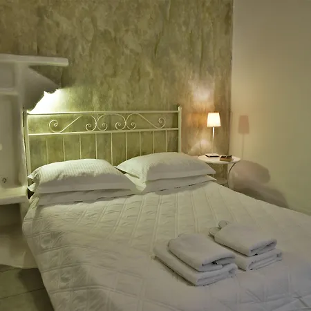 מלון Hotel Adamas 2*