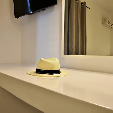 Hotel Adamas מלון 2*