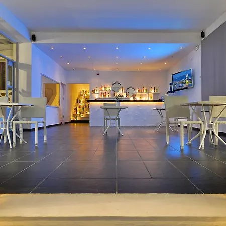 מלון Hotel Adamas אדאמאס